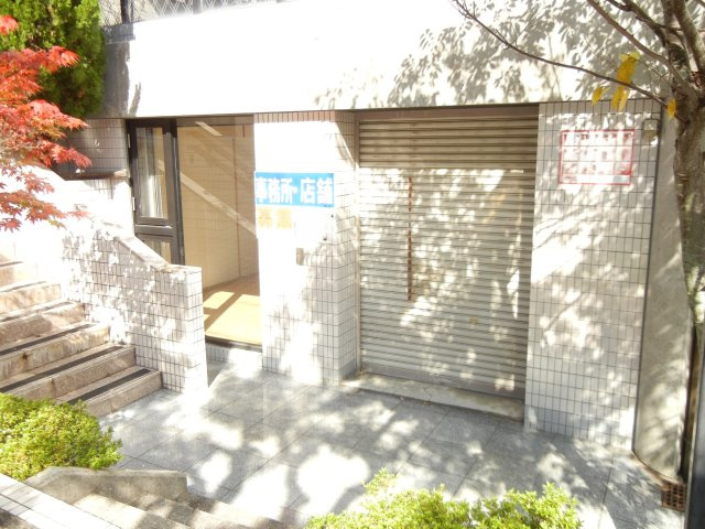 メリーヒル中山五月台の玄関