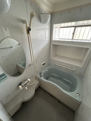 【浴室】 | 安佐北区可部南五丁目　戸建 | 追炊き機能付き浴槽　浴室に窓があるので換気がしやすい
リフォーム履歴有り（洗面台、キッチン、浴槽取替）