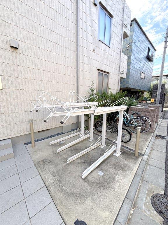 コンフォートハウスの駐車場|自転車置き場