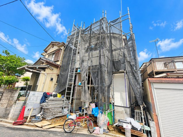 足立区東六月町新築戸建て【限定1棟】の外観|【9/27撮影】青空の下で少しずつ形になる、家族の未来が楽しみな住まい。