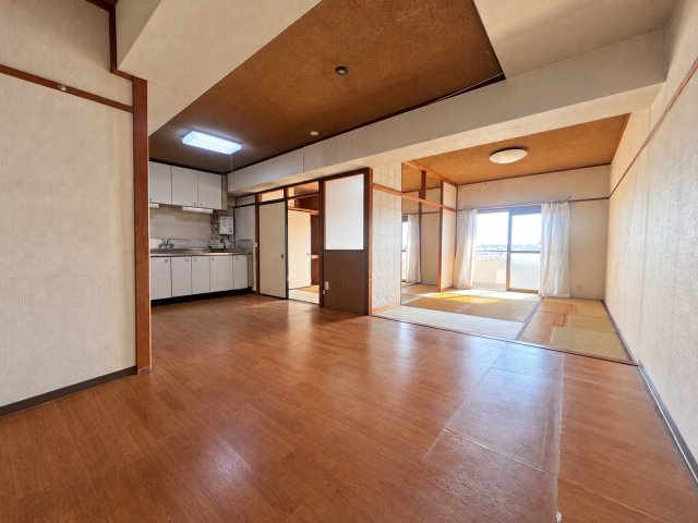 西一社第二団地101号棟西の居間・リビング|ダイニングと居室がつながる開放的な空間。陽光がたっぷり差し込みます。