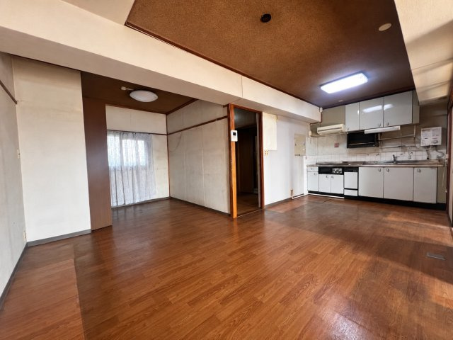 西一社第二団地101号棟西のキッチン|広々としたダイニングキッチン。家具の配置もしやすい空間です。