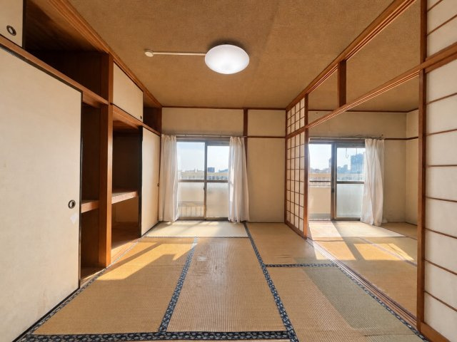 西一社第二団地101号棟西の和室|南西向きの明るい居室。押入付きで収納もしっかり確保できます。