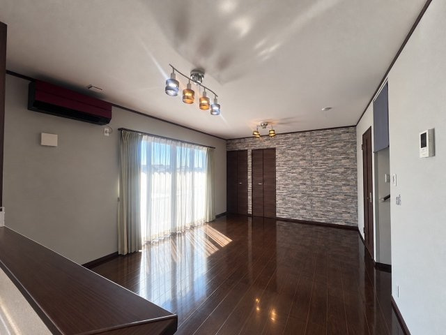 中川区江松四丁目戸建の居間・リビング|キッチンからLDKを一望。※室内写真は画像加工により家具等を消去しております。