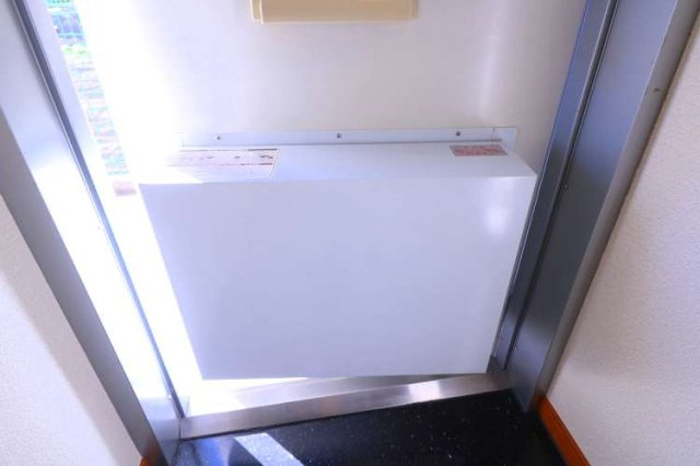レオパレスヴィルドミールのその他共用部分|玄関ドアに宅配BOX付き