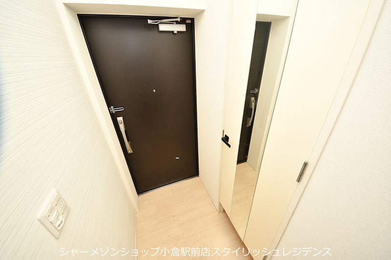 モアプラス日明エントラーダの玄関