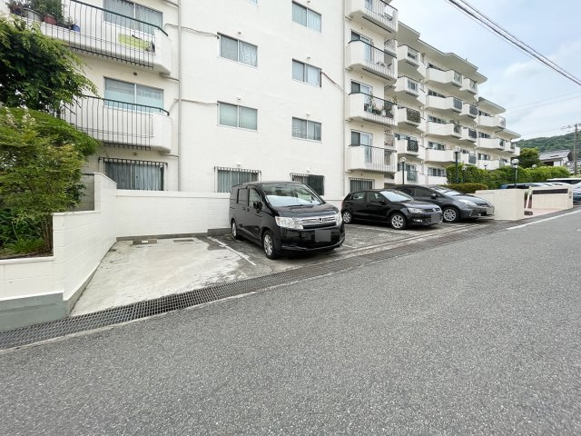 岡本センチュリーマンションの駐車場