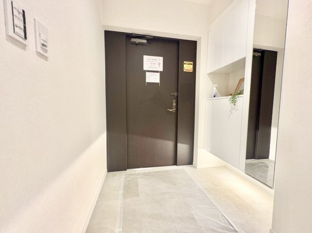 RICイーストコート3番街の玄関|生活感が出やすいご家族全員の靴を、扉の中にしっかり目隠し収納できる大容量の下駄箱を完備。床面に余計な靴を出さずにすべて収められるため、出入り口を常に広く安全に使える、暮らし勝手の良い構造です。