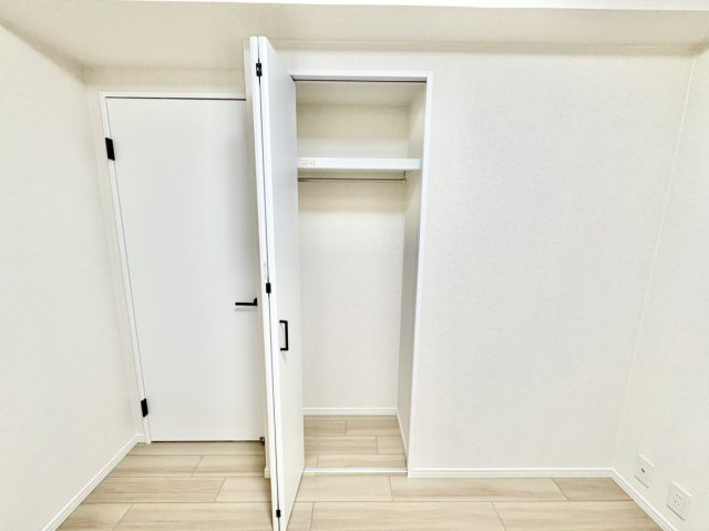 RICイーストコート3番街の収納|子ども部屋の学用品や、書斎の書類・日用品ストックを1カ所に集約できる便利な収納。出し入れしやすいスマートな扉を採用しており、お部屋の中に余計な家具を置く必要がないため、床面を広く安全に使えます。
