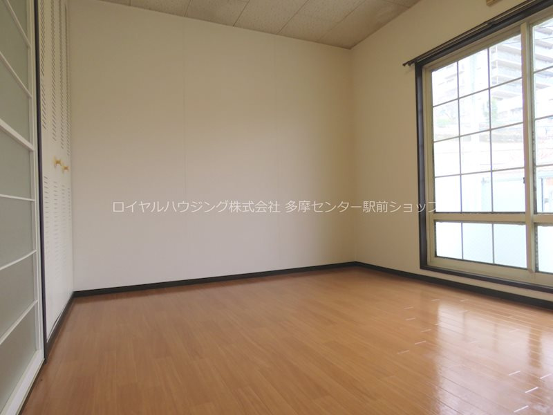 南東向き最上階２階２面採光で陽当り眺望風通し良好の洋室６帖♪