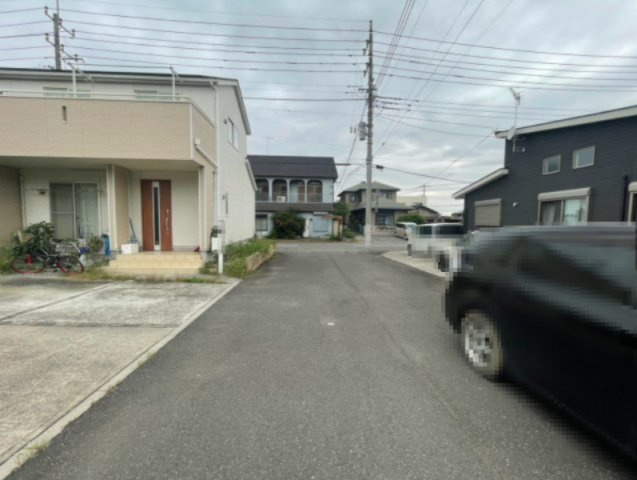 古河市諸川　中古戸建の前面道路含む現地写真