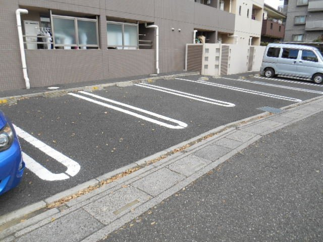 ジェルメの駐車場