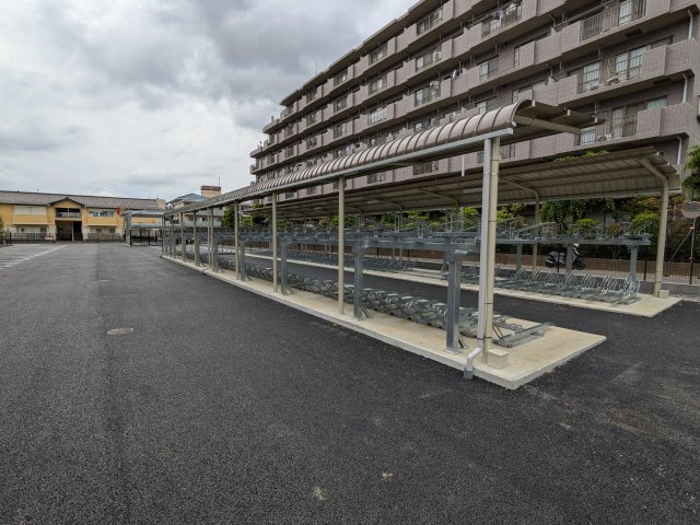 ケイディーエックスレジデンス原木中山の駐車場