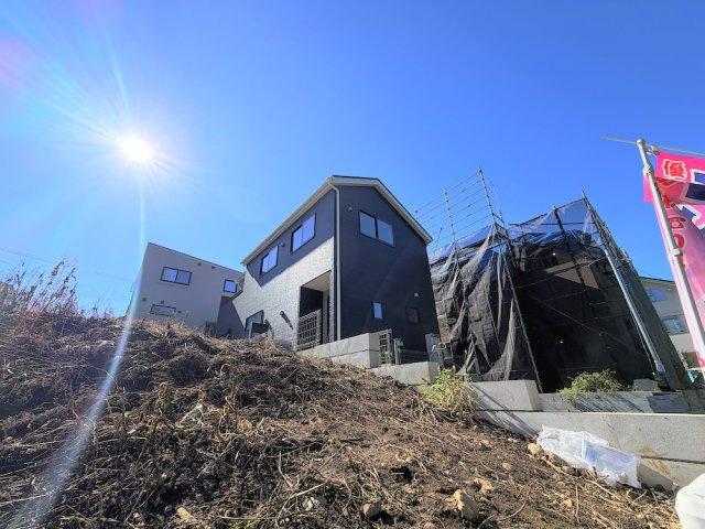 青梅市和田町第5の外観|ダークグレーがお洒落な新築分譲住宅の外観写真です。 明るい日差しの中で、洗練されたデザインが目を引きます。駐車場スペースもあり、快適な生活が想像できる物件です。