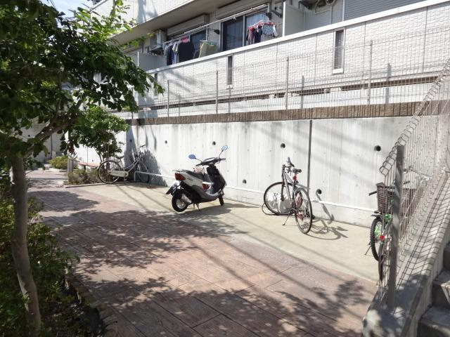 スカイヒル横濱六ッ川　B棟の駐車場
