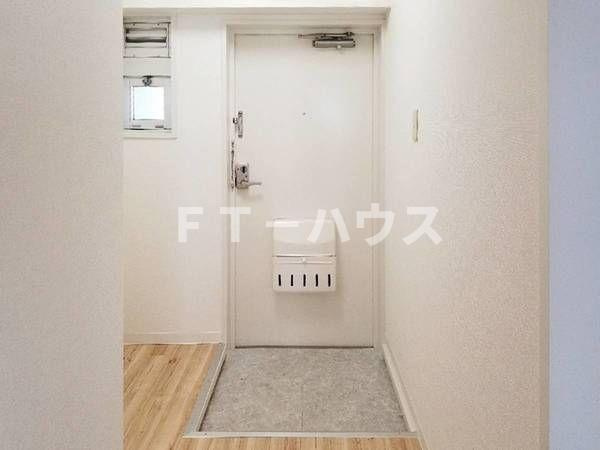 ビレッジハウス千種４号棟の玄関
