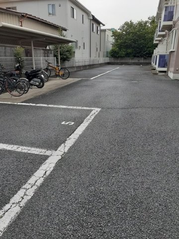 【駐車場】 | ニューシティーさかえ | 駐車場があるので、車を買う予定の方も安心です