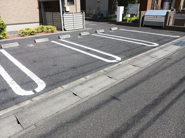 カーサ　アバンツァートの駐車場|車をお持ちの方に嬉しい駐車場付きの物件です
