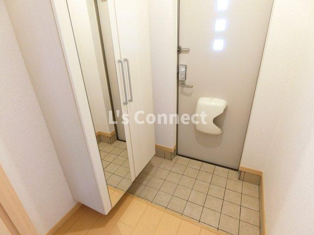 【玄関】 | ナ．ティム　Ａ | 背の高い下駄箱には鏡付きで身だしなみチェック。