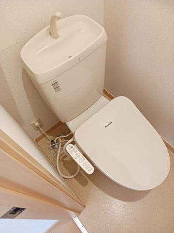 イーストブロードⅡのトイレ|落ち着いた色調のトイレです