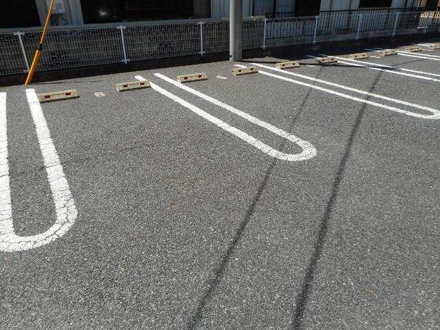 プレッソ前野　Ⅱの駐車場|車をお持ちの方に嬉しい駐車場付きの物件です