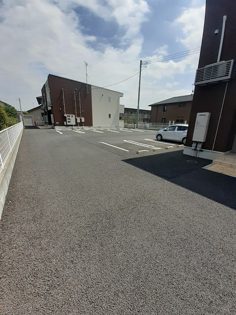 サン　ウェストの駐車場