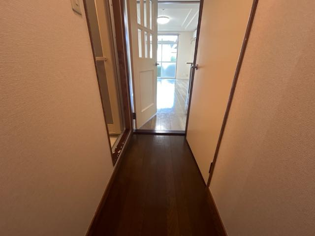 風のささやきの内装|廊下