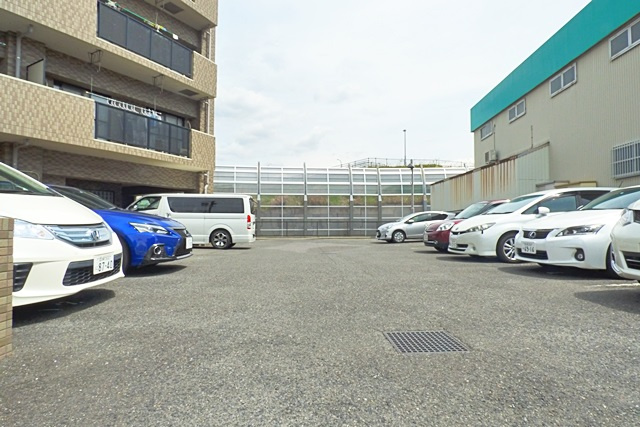 ファミーユ植田東の駐車場