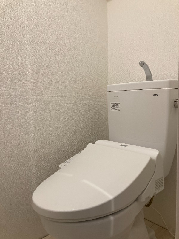 新宿区舟町の賃貸マンションのトイレ
