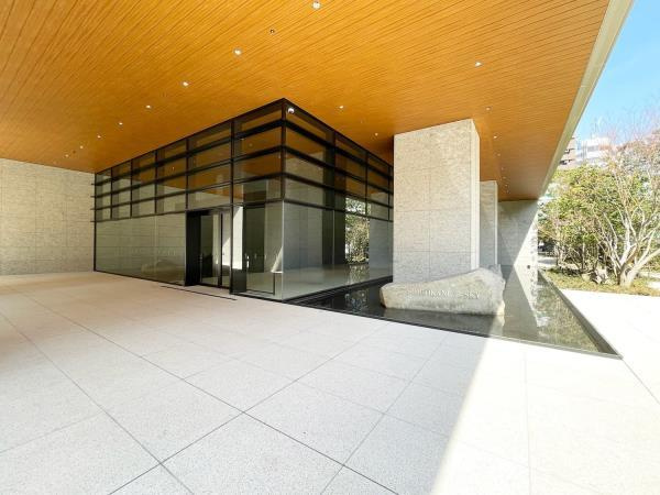 白金ザ・スカイ東棟のエントランス