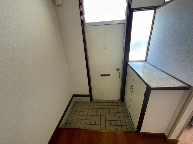 鹿子前住宅の玄関