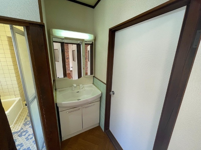 鹿子前住宅の洗面所