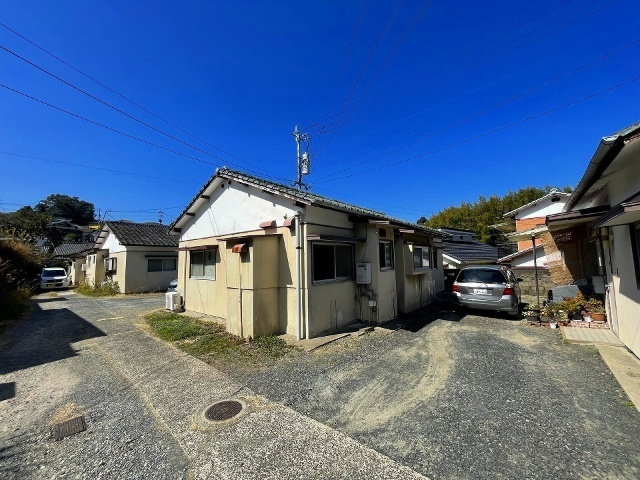 鹿子前住宅の駐車場