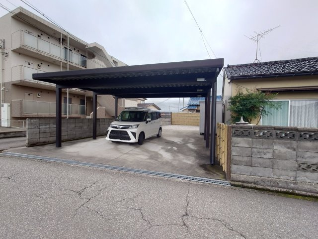 大町平屋の駐車場|車をお持ちの方に嬉しい駐車場付きの物件です