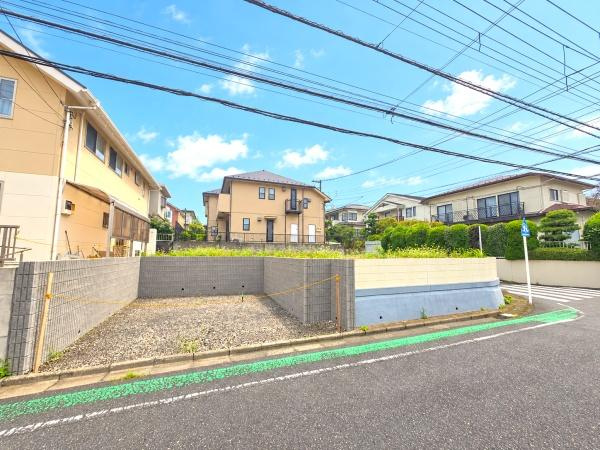 横浜市港南区日野南５丁目の新築一戸建の前面道路含む現地写真|陽当りの良さが伝わります。
是非一度、現地へ起こしください。

