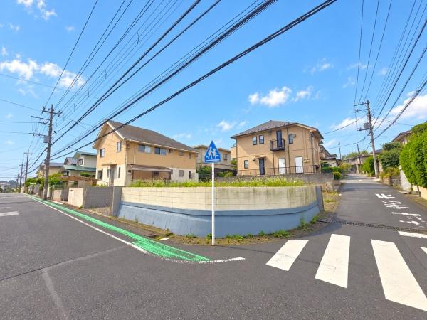 横浜市港南区日野南５丁目の新築一戸建の前面道路含む現地写真|周辺物件、周辺環境も合わせてご案内可能です！
お気軽にお問い合わせください。