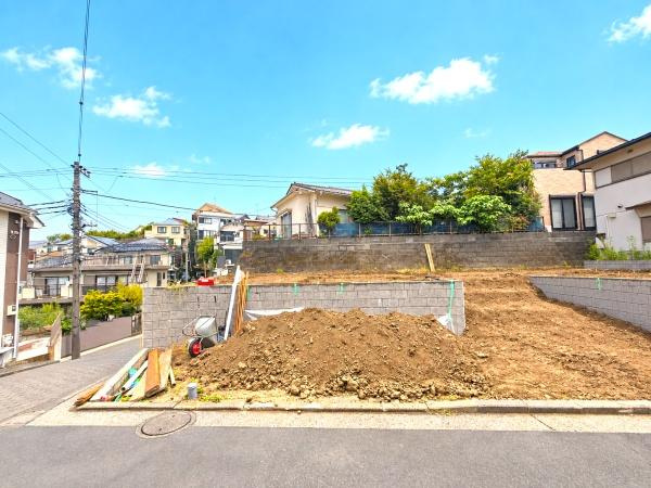 横浜市南区大岡３丁目の新築一戸建の前面道路含む現地写真|南西角地の為、陽当たり・開放感良好です♪
是非一度、現地へお越しください。