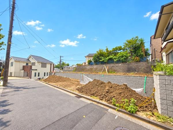 横浜市南区大岡３丁目の新築一戸建の前面道路含む現地写真|陽当りの良さが伝わります。
是非一度、現地へ起こしください。

