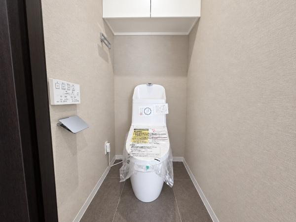インペリアル菊名のトイレ|清潔感のある内装のすっきりとしたデザインのトイレです。
水周りが綺麗だと安心ですね。
