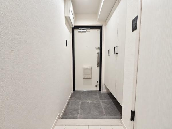 グレイス山手弐番館の玄関|収納豊富な玄関です。
この明るい玄関が気持ちよく家族を迎え入れます♪