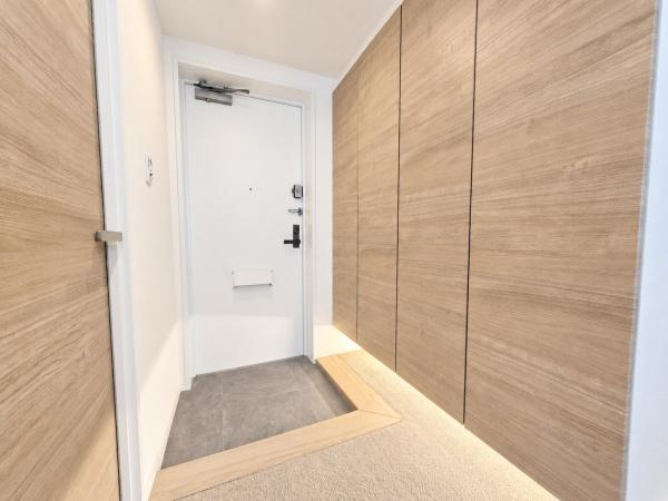 鶴見西パークホームズの玄関|収納豊富な玄関です。
この明るい玄関が気持ちよく家族を迎え入れます♪