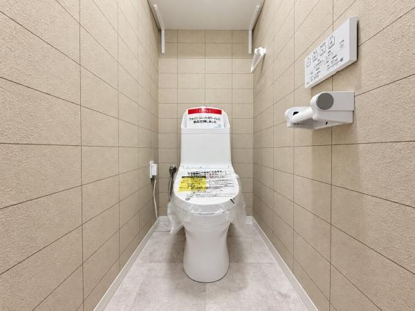 アリスガーデン横浜2番館のトイレ|清潔感のある内装のすっきりとしたデザインのトイレです。
水周りが綺麗だと安心ですね。
