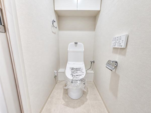 クリオ川崎鋼管通のトイレ|清潔感のある内装のすっきりとしたデザインのトイレです。
水周りが綺麗だと安心ですね。
