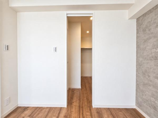 川崎河原町共同ビル14号棟の収納|WICでお部屋もスッキリと利用できます！
洋服以外にも収納できるのは嬉しいポイント！