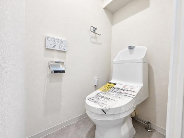 川崎河原町共同ビル14号棟のトイレ|清潔感のある内装のすっきりとしたデザインのトイレです。
水周りが綺麗だと安心ですね。
