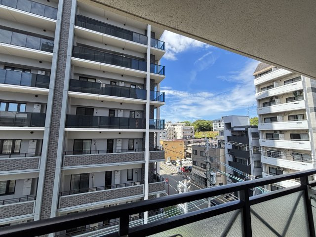 【展望】 | 東急ドエルアルス桜坂 | 全面の建物との間に距離があるので圧迫感はなく、日当たりも確保されています