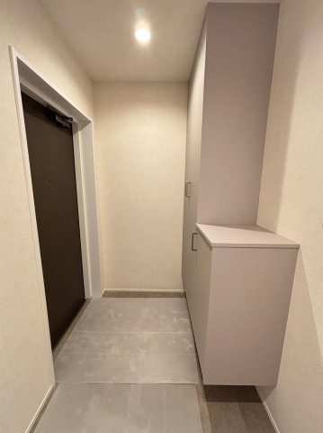 【玄関】 | 東急ドエルアルス桜坂 | 収納力に優れた玄関でいつでも片付いた状態でお客様を迎えられます