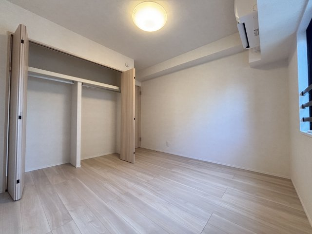 【洋室】 | 東急ドエルアルス桜坂 | 各居室には収納が完備されているので居住スペースをスッキリ使えます