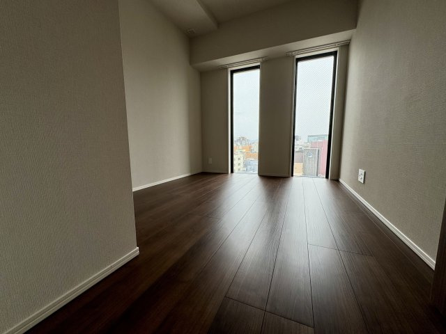 【寝室】 | レーベン福岡天神ONETOWER | 5.2帖の洋室。窓が二つある面白いデザインです。もちろんクローゼット付きです