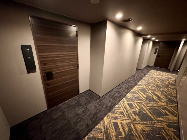 【玄関】 | レーベン福岡天神ONETOWER | 玄関周りの共用部分は内廊下になっており、高級感のある内装になっています